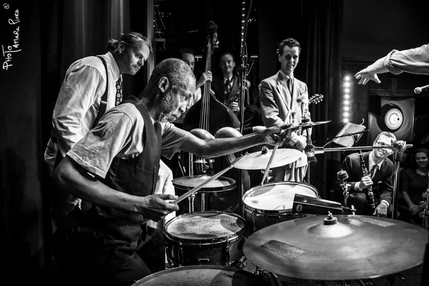 Chester Whitmore playing dums in Herrang